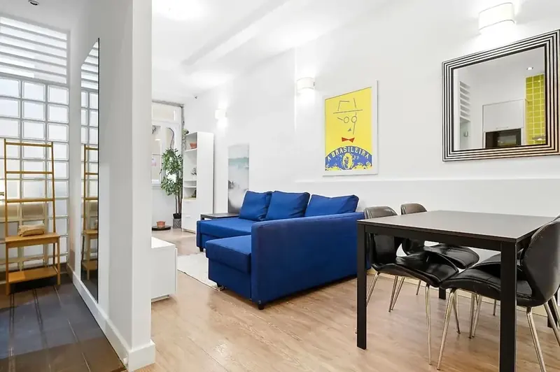 Sala de um apartamento acabado de pintar
