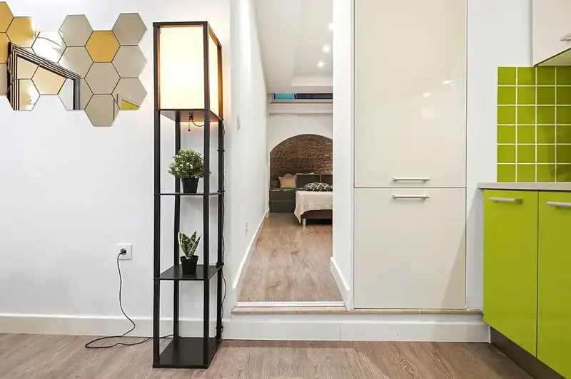 Entrada de um apartamento pintado antes de ser posto à venda, com o quarto ao fundo