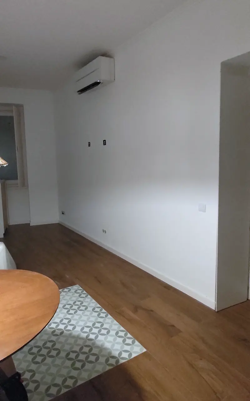 Sala com as paredes reparadas e pintadas de branco