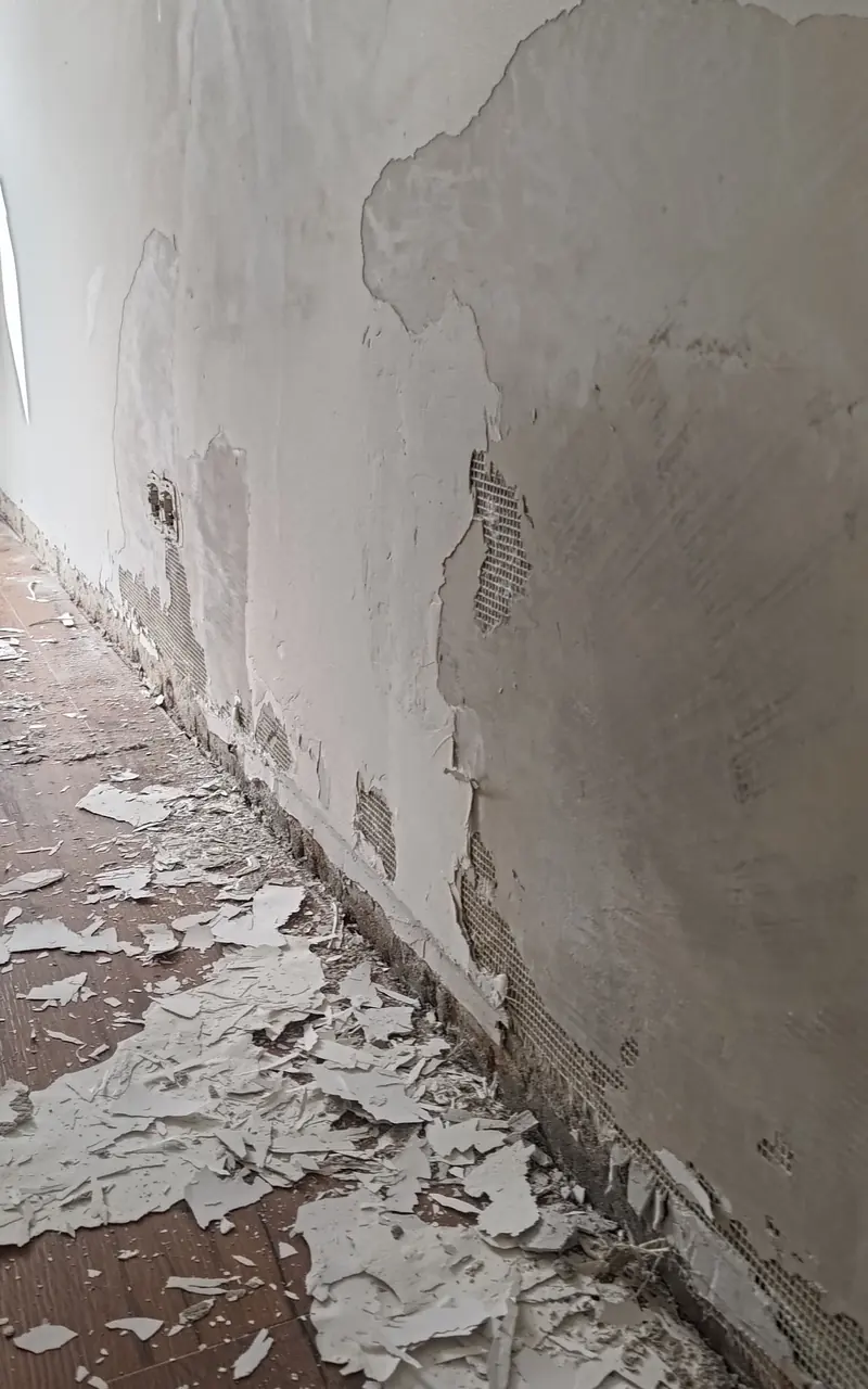 A mesma parede com a tinta e o estuque removidos