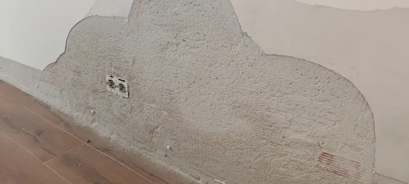 Parede aberta até ao reboco são, antes da reparação