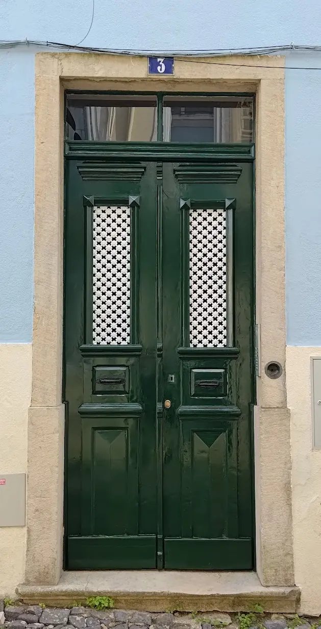 A porta depois do restauro, em verde-escuro