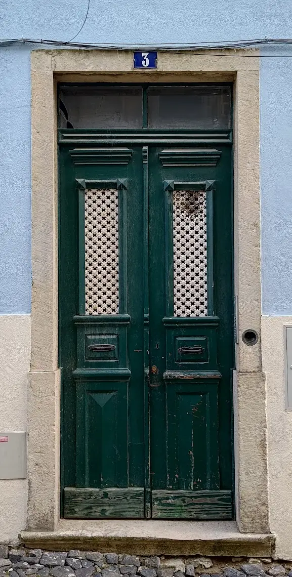 Porta verde antes do restauro, com tinta gasta