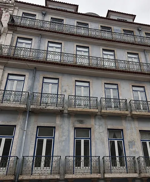 Fachada azul de um prédio antes da obra