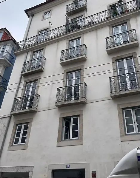 Fachada de um prédio em Lisboa antes da obra