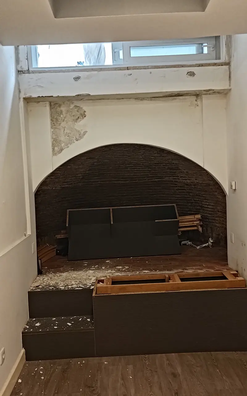 O quarto antes da obra, com estuque degradado junto à janela