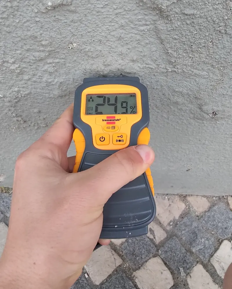 Medidor de humidade encostado a um reboco exterior