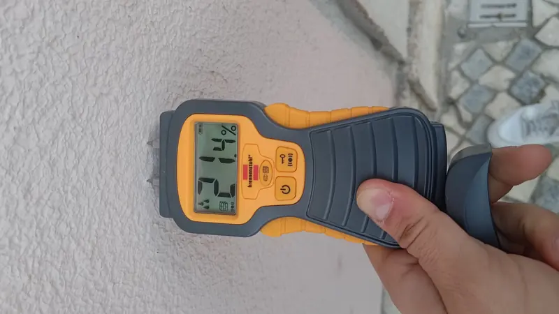 Medidor de humidade encostado a uma parede